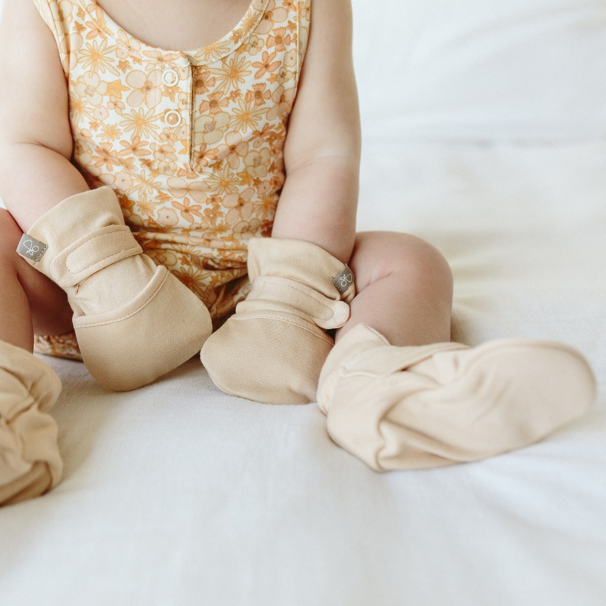 Goumi x Pupsik Bamboo Stay On Mitts – Dune (2 Sizes)