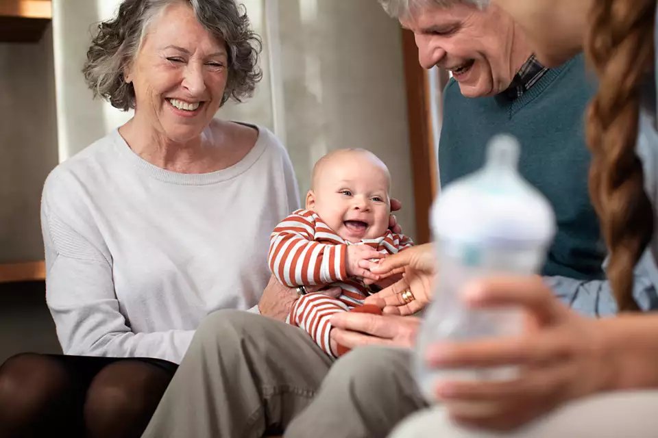 Philips Avent Natural Response Baby Bottle with Airfree Vent, 260ml (1pk) - 3 Designs