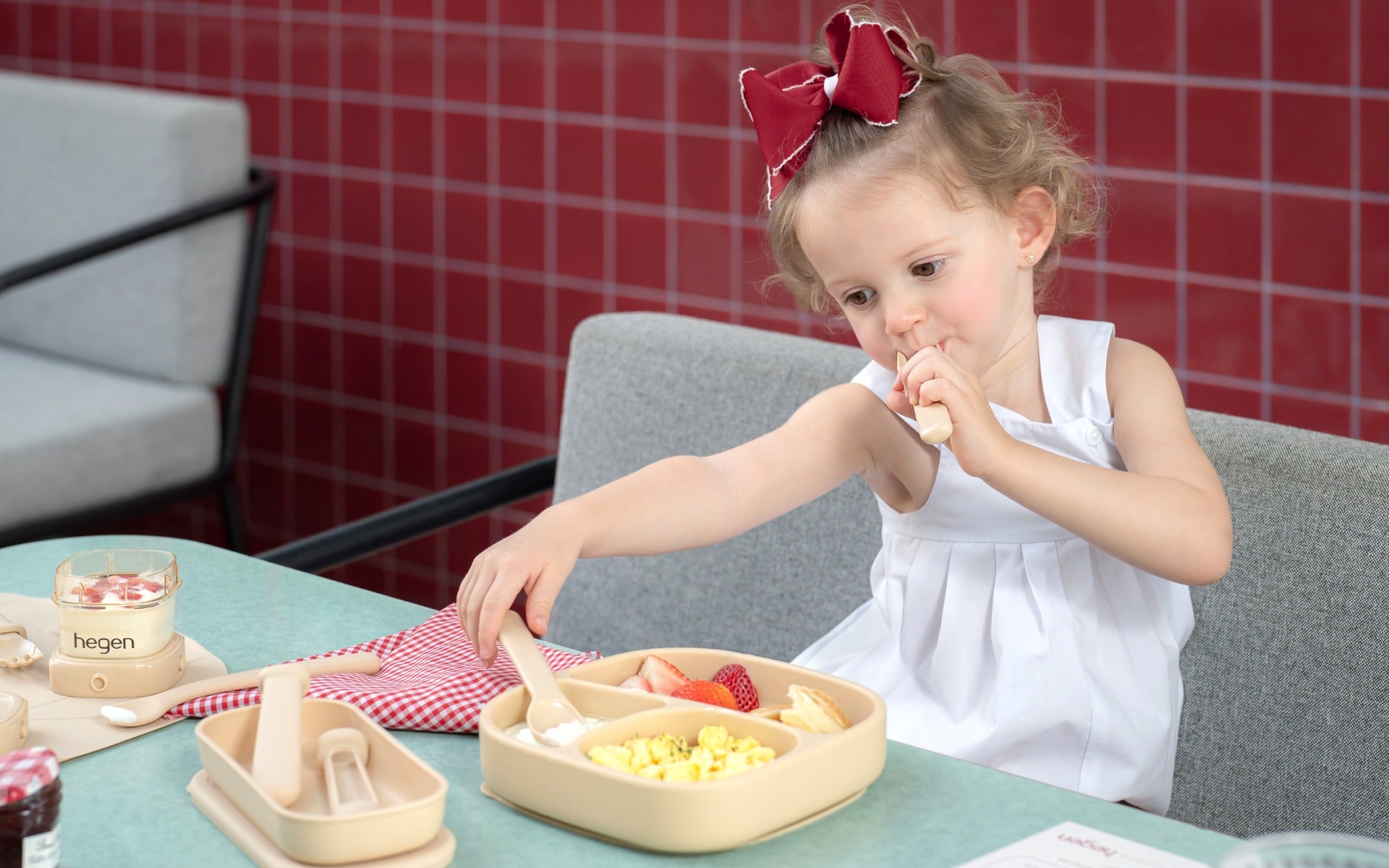 Hegen Mealtime Starter Kit with Foldable Placemat Taupe