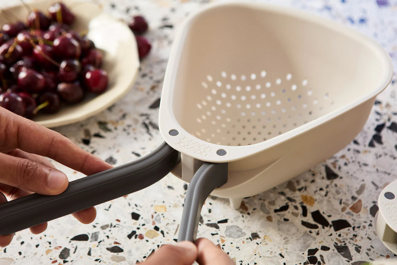 Joseph Joseph Droplet Large White Colander with Folding Handle (Small/Regular)