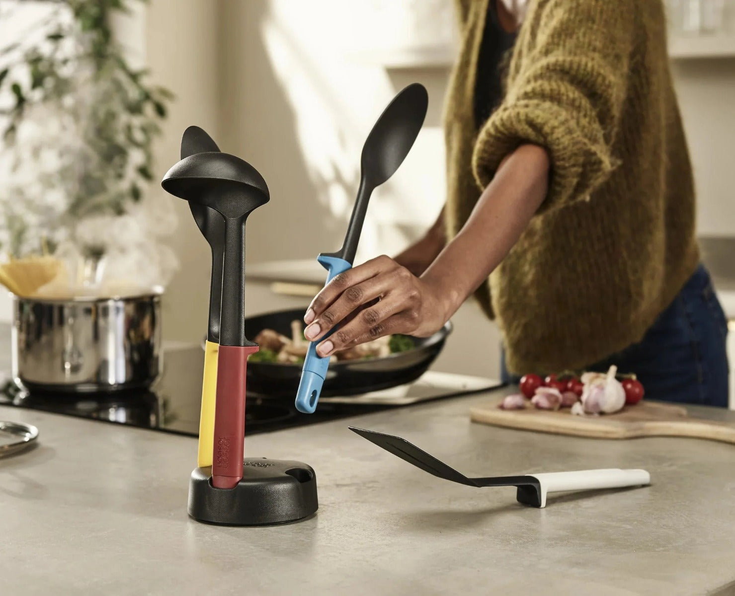 Joseph Joseph Elevate Slim 4-piece Multicolour Utensil Set with Storage Stand