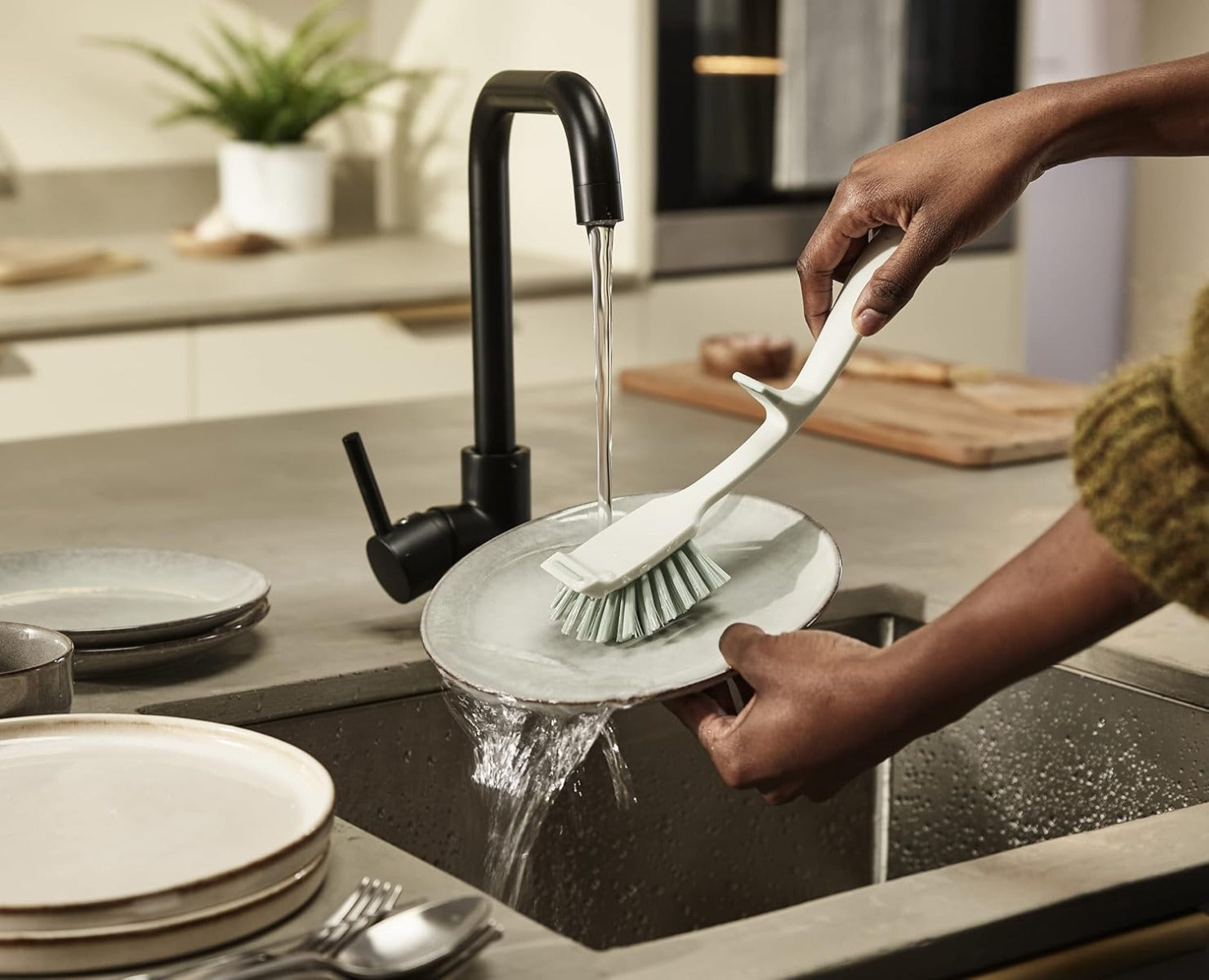 Joseph Joseph Edge Washing-up Brush - Stone Green