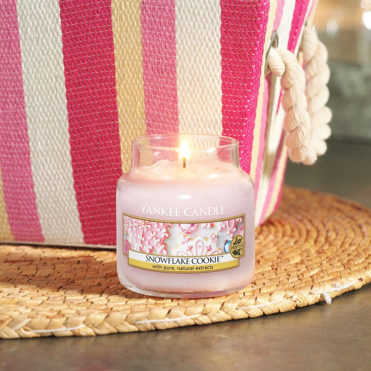 Yankee Candle Small Jar Candle (3.7oz) - Snowflake Cookie