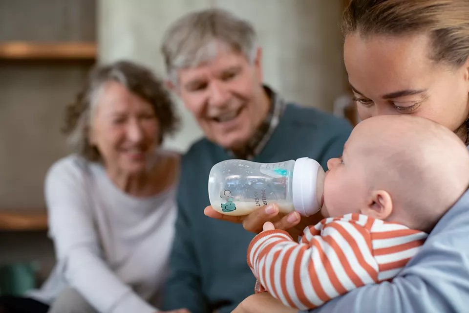 Philips Avent Natural Response Baby Bottle with Airfree Vent, 260ml (1pk) - 3 Designs