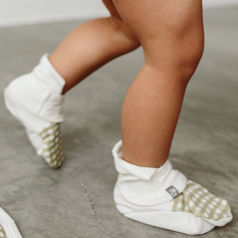 Goumi x Pupsik Bamboo Stay On Booties – Green Gingham (2 sizes) - Pupsik Singapore