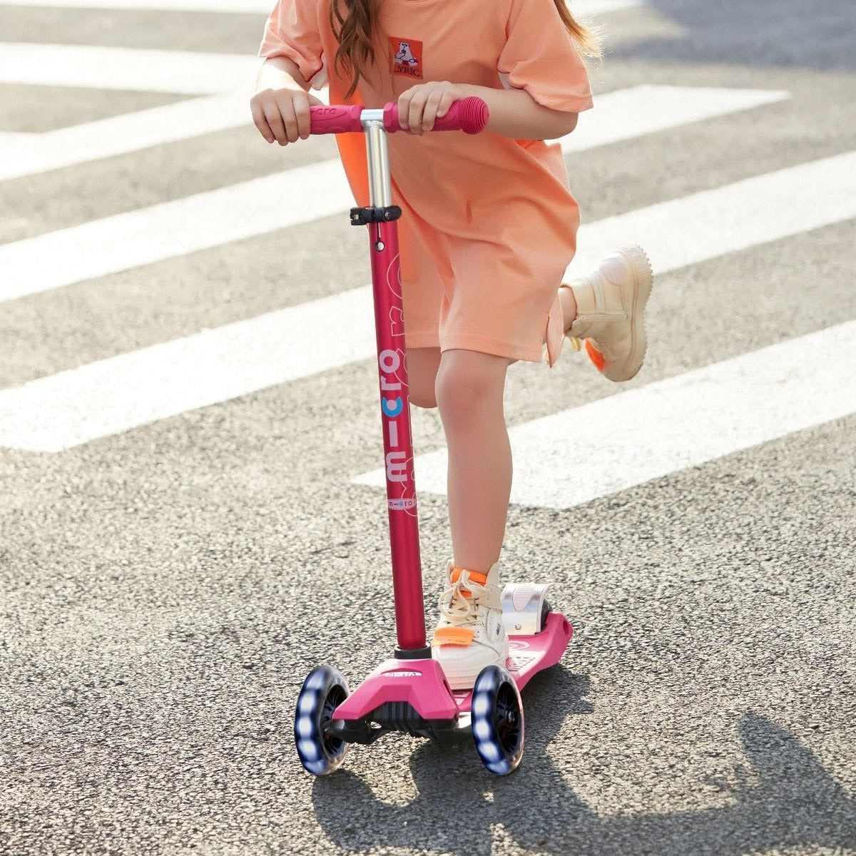 Micro Maxi Deluxe Scooter (LED Wheels) - Pink
