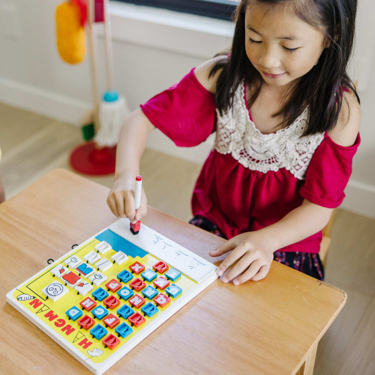 Melissa & Doug Flip to Win Hangman Travel Game