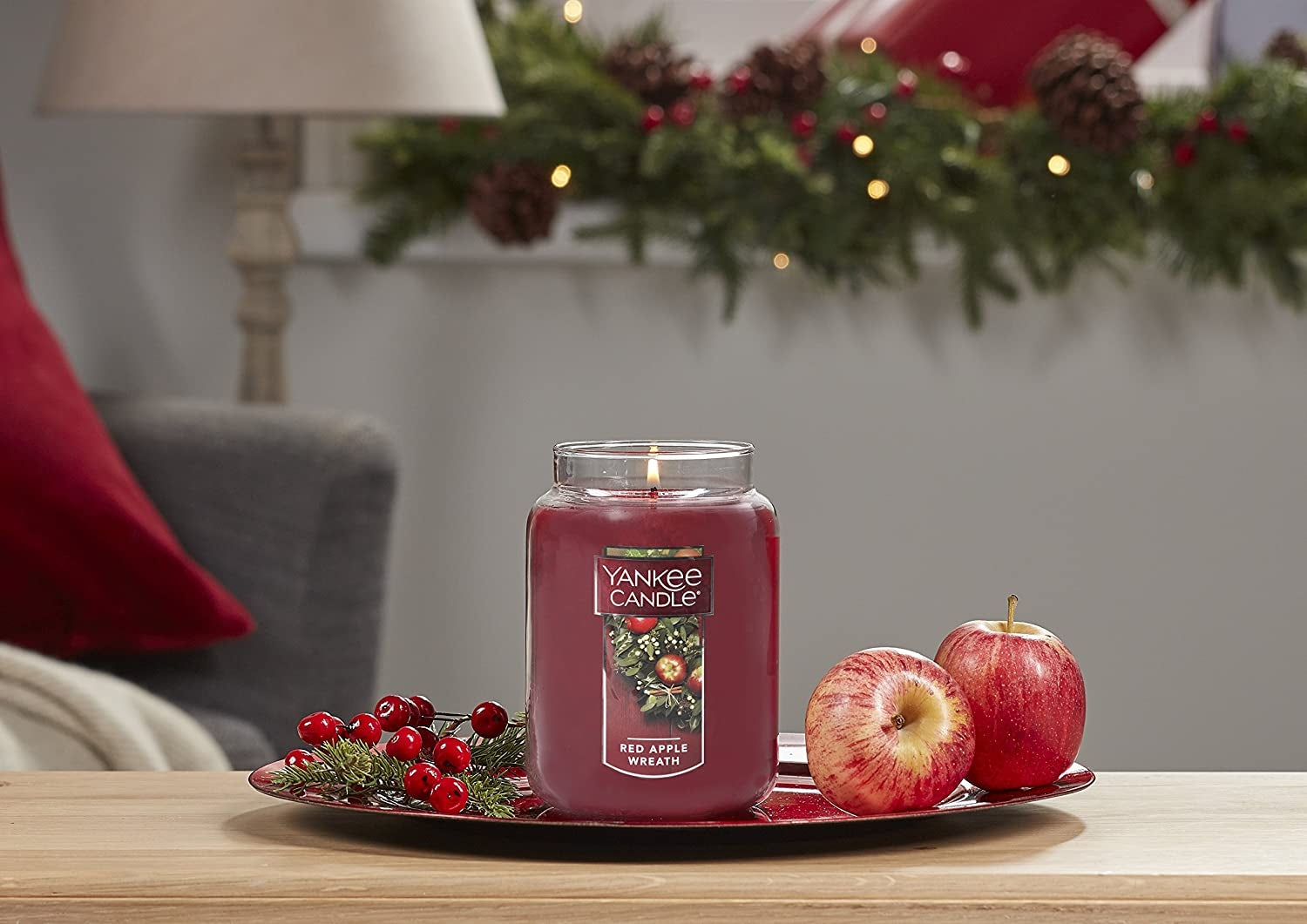 Yankee Candle Medium Jar Candle (14.5oz) - Red Apple Wreath