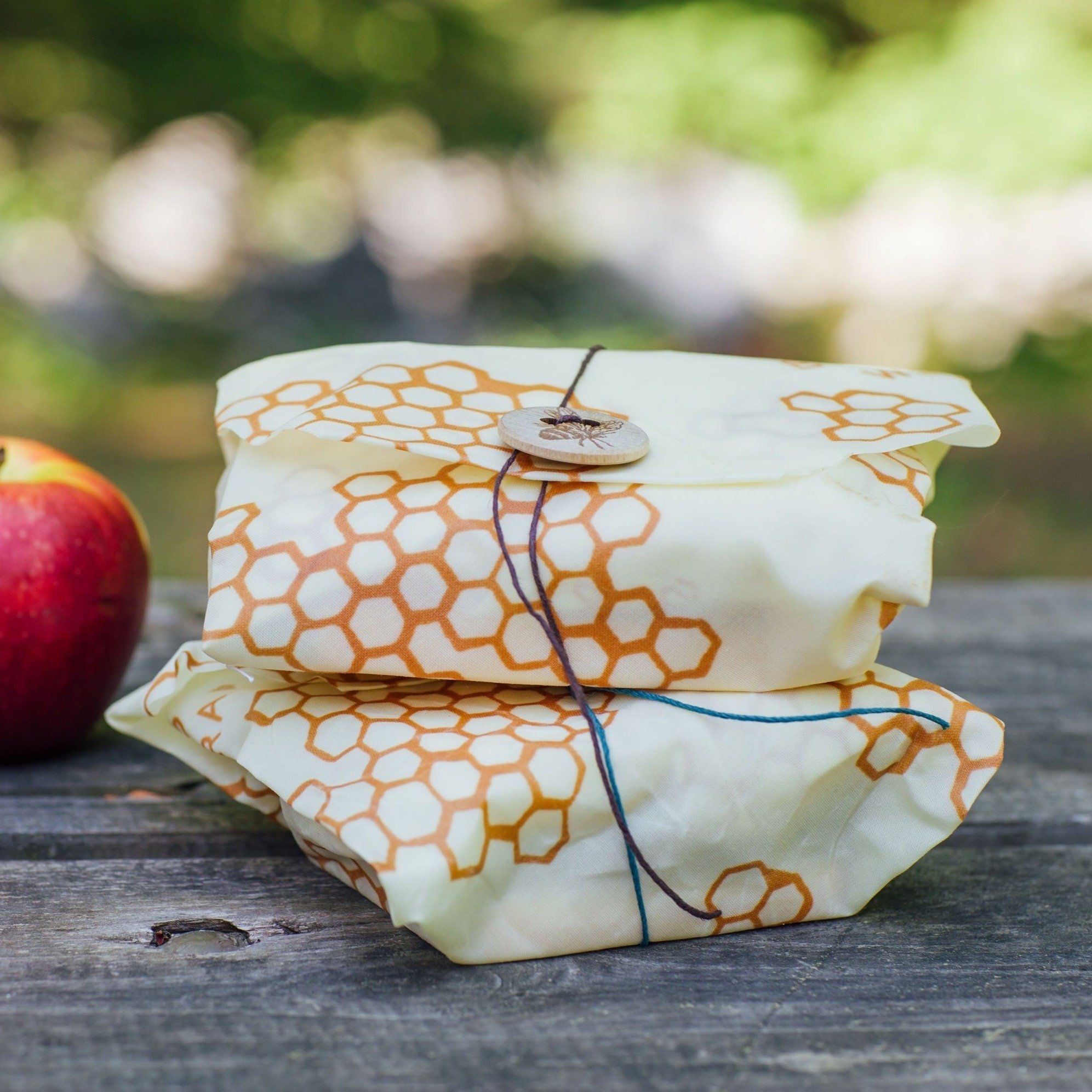 Bee's Wrap Reusable Food Wrap, Sandwich with Tie (1pc) - Honeycomb