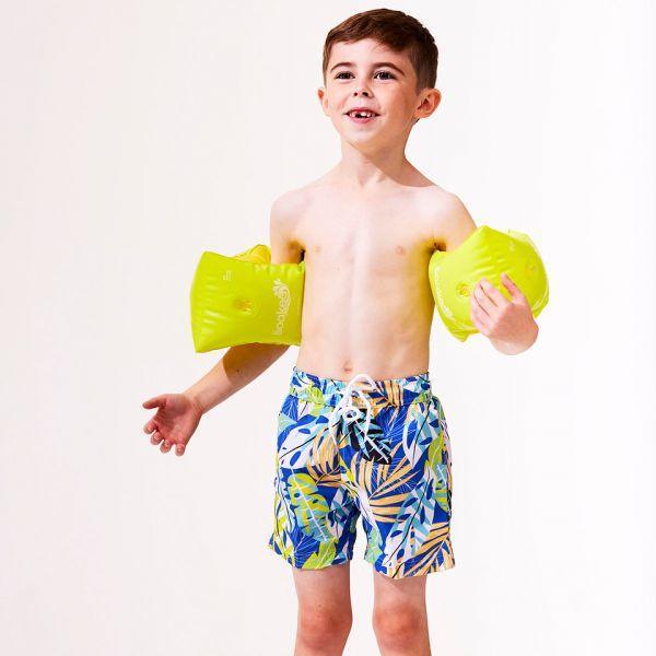 Un Petit Garçon Heureux Avec Des Brassards Et Sa Mère Nageant Dans L Pendant Les Vacances Dete Dvqdnbkpvny Un Petit Garçon Heureux Avec Des Brassards Et Sa Mère Nageant Dans L Pendant Les Vacances Dete Dvqdnbkpvny