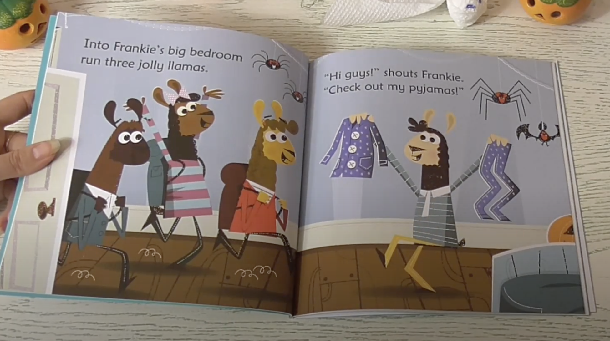 Usborne Phonics Readers - Llamas in Pyjamas Story Book