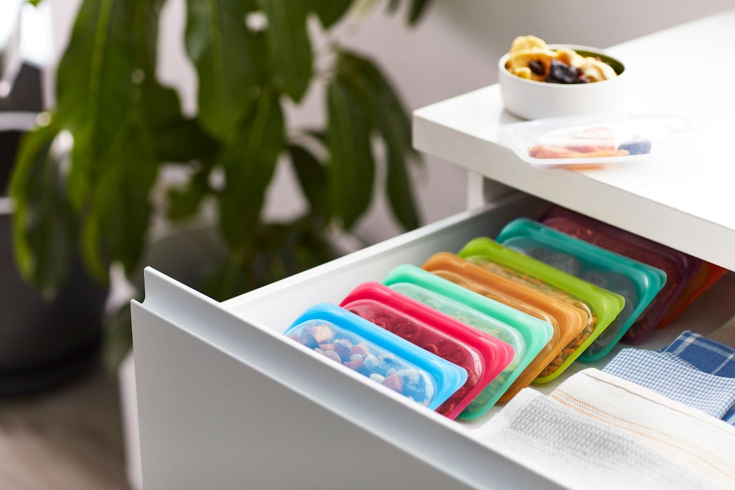 Stasher Reusable Silicone Snack Bag - Small (290ml) - 7 Colors - Pupsik Singapore