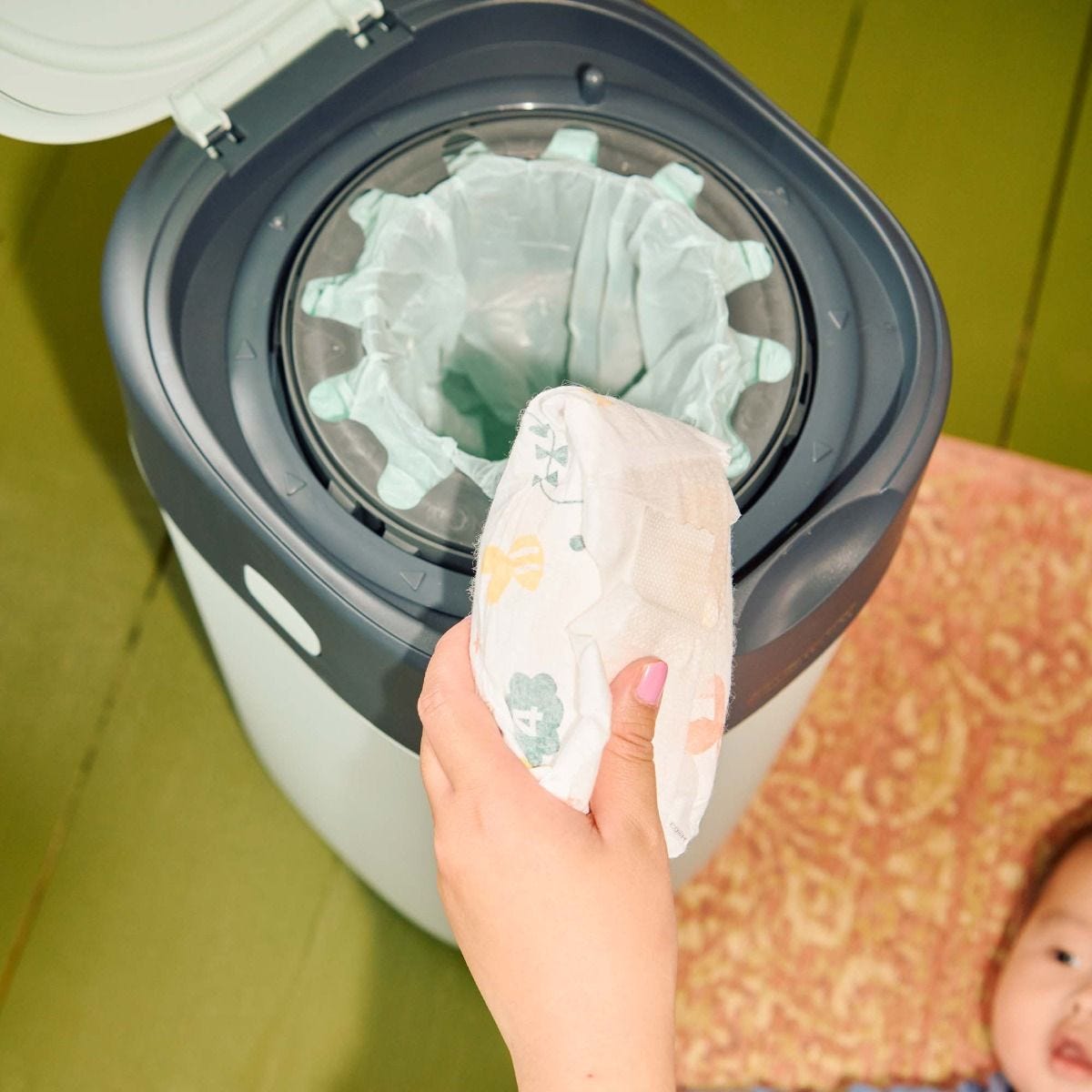 Tommee Tippee Sangenic Twist & Click Advanced Diaper Disposal Bin (6 casettes) - White