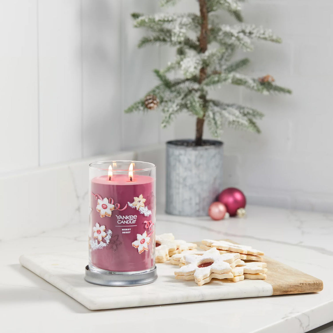 Yankee Candle Signature Large Tumbler Candle, 2-wicks (20oz) - Merry Berry